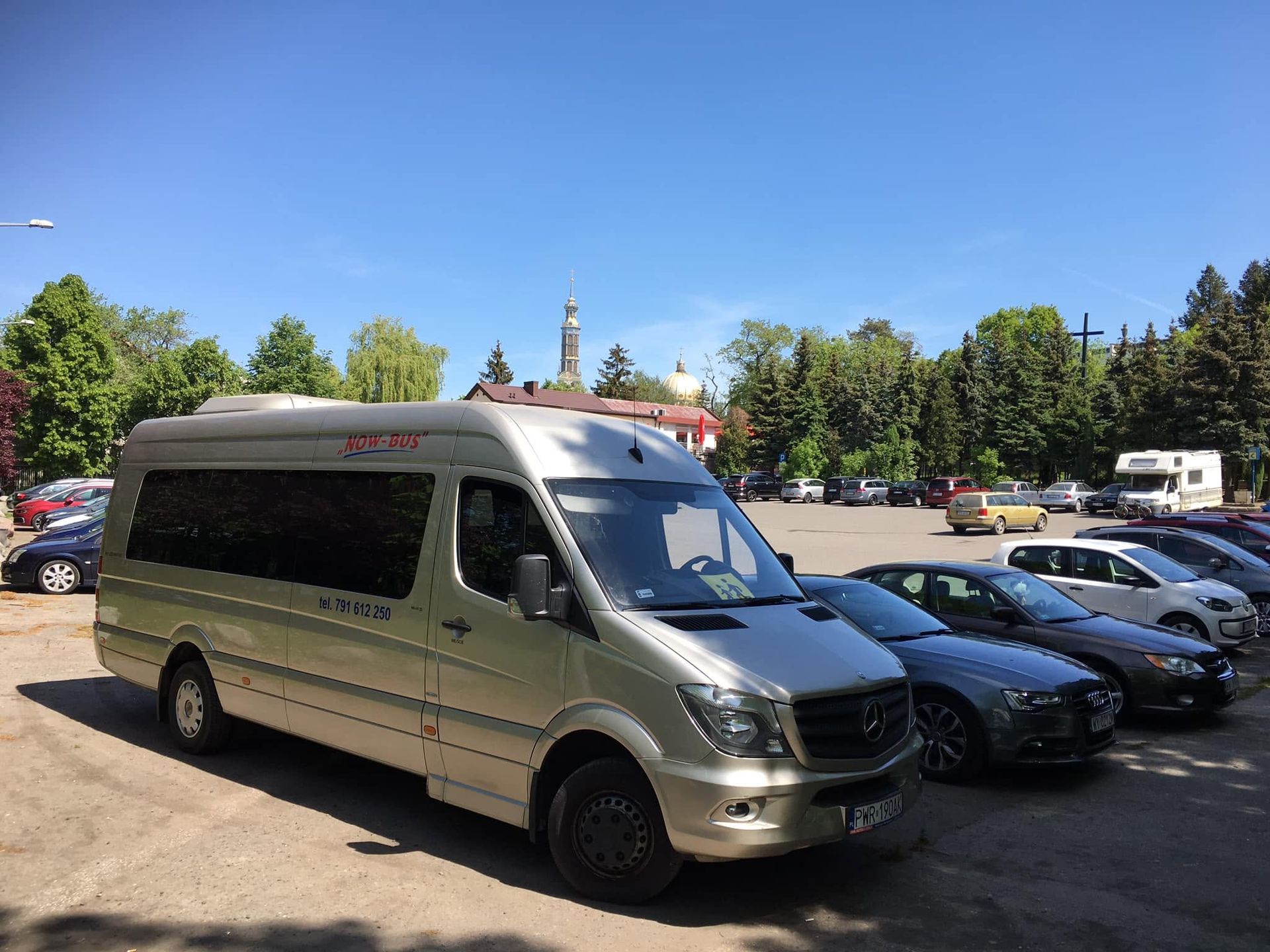 Mercedes Sprinter NOW-BUS w słońcu