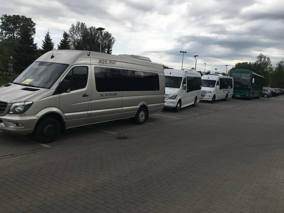 Bus NOW-BUS podczas postoju