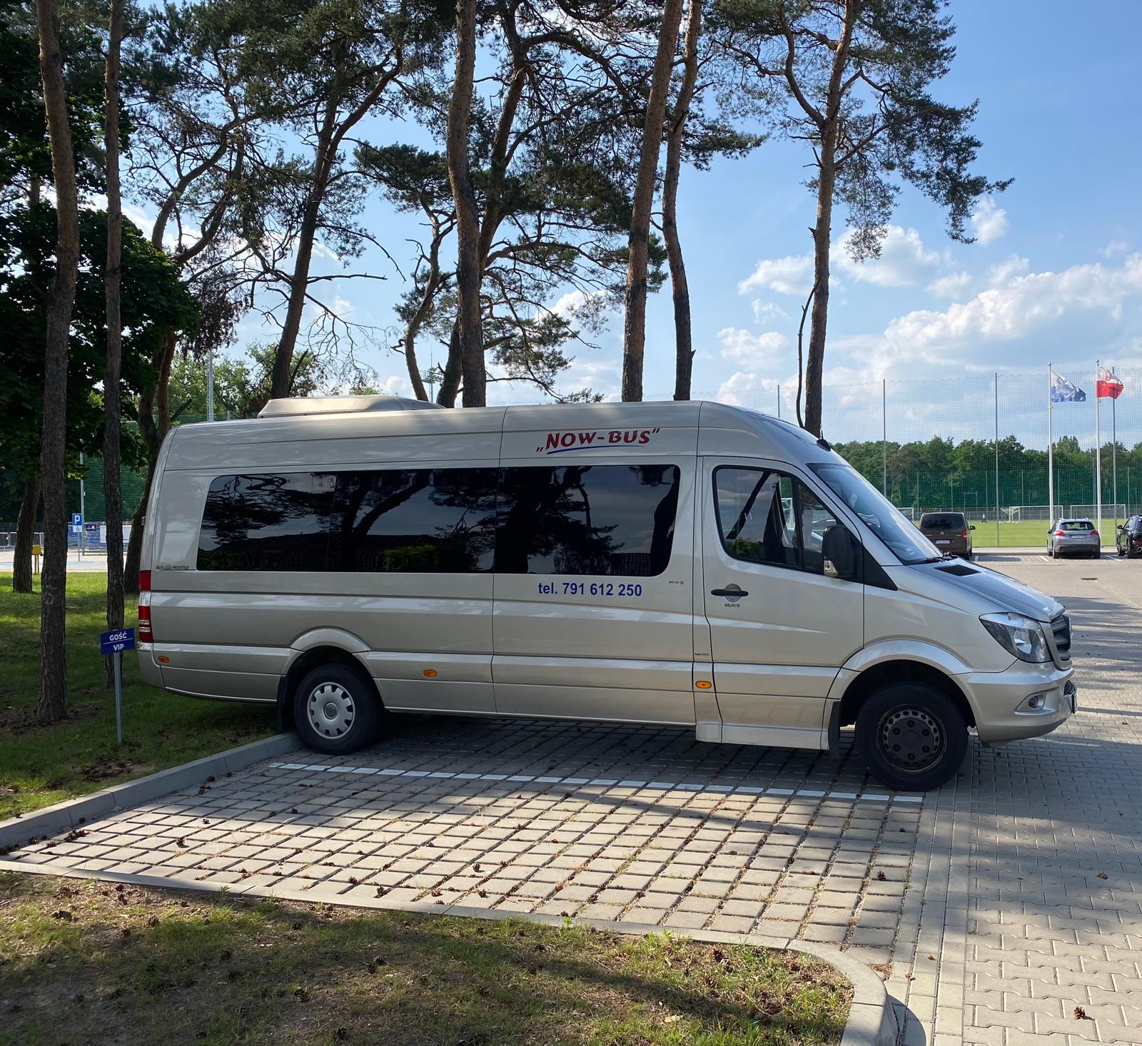 Bus NOW-BUS na parkingu