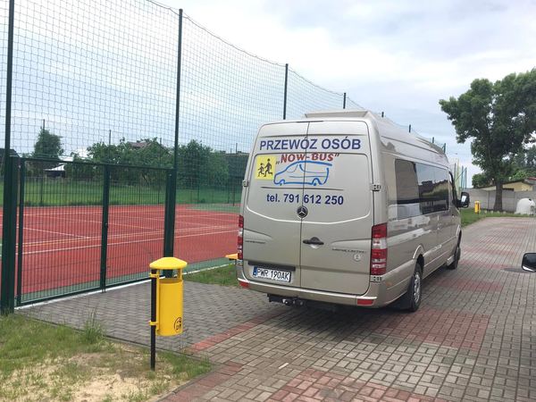 Bus NOW-BUS przy boisku sportowym