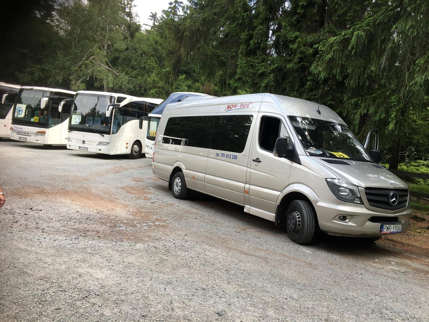 Bus NOW-BUS na górskim parkingu podczas wycieczki